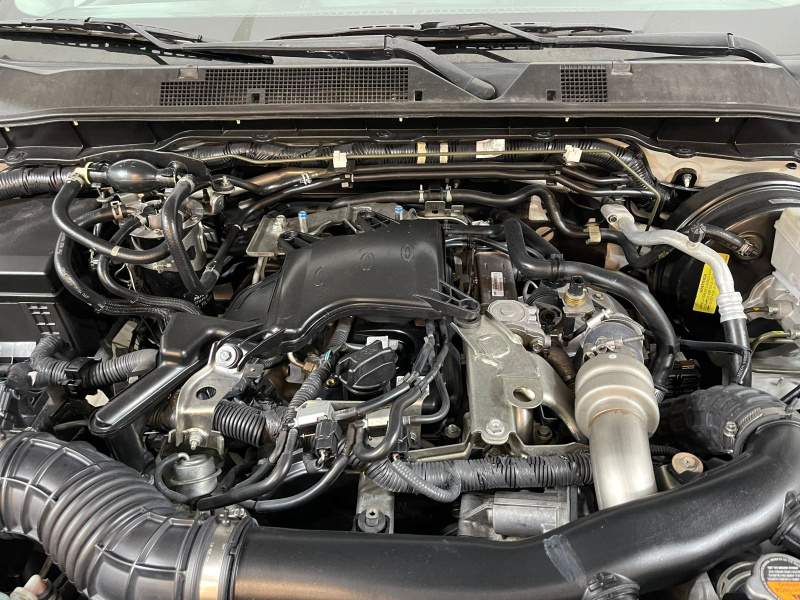 Nissan Comerciales Frontier y NP 300 Frontier Pick-Up 4 pts. Frontier SE, Doble Cab., L4, 2.5l, TM6, a/ac., VE, R-16 (cambio de línea) 2021